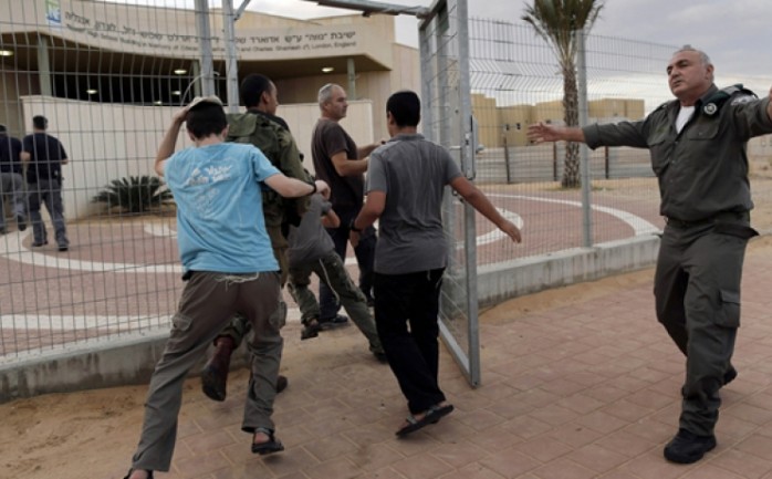 إسرائيل تسلم سكان مستوطنات غلاف غزة رسالة من طاقم الطوارئ والجهات الأمنية بشأن "الاستعدادات" في حال حدوث تصعيد في الأوضاع الأمنية واحتمال الاضطرار للإخلاء.