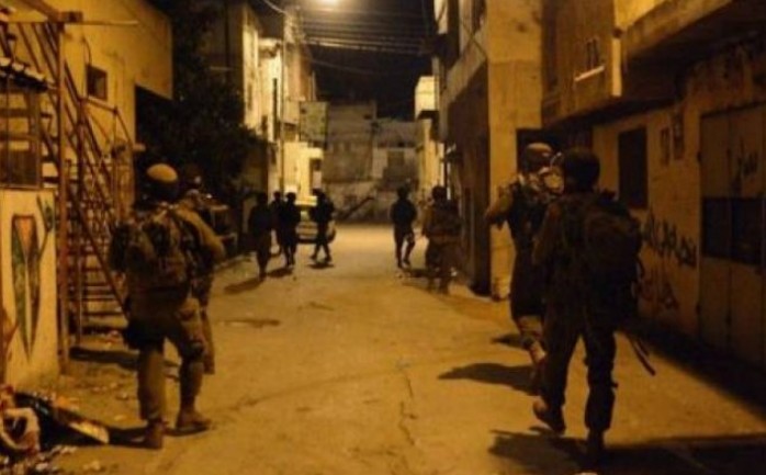 أصيب أربعة مواطنين بالرصاص المعدني المغلف بالمطاط فجرالأربعاء خلال مواجهات مع قوات الاحتلال الإسرائيلي إثر اقتحامها عدة مناطق في مدينة نابلس، كما اعتقلت شابين آخرين.

