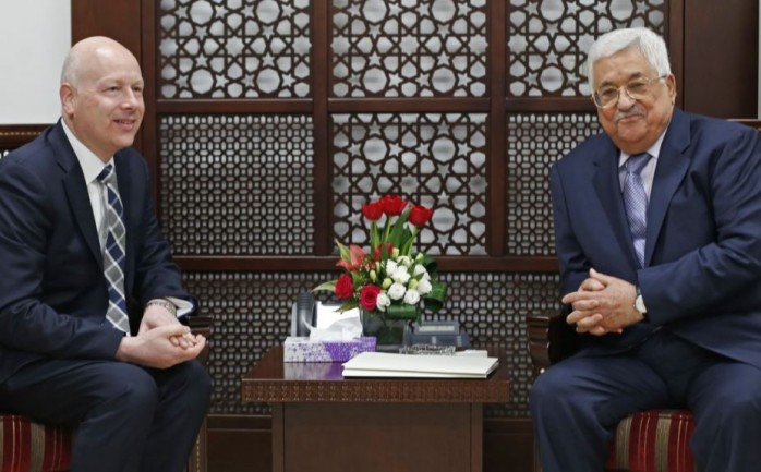 الرئيس محمود عباس خلال لقائه المبعوث الاميركي الخاص جيسون غرينبلات
