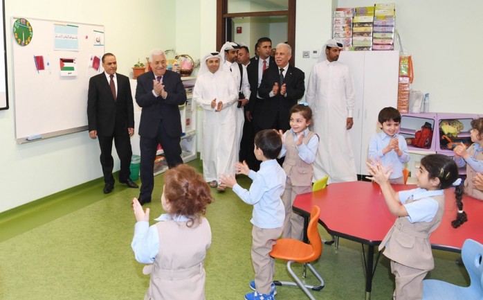 الدوحة - الرئيس محمود عباس اثناء افتتاح المدرسة الفلسطينية في الدوحة .