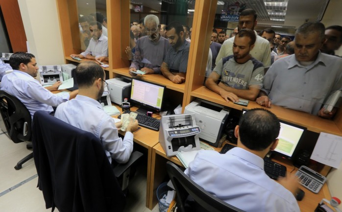 موظفون يتلقون رواتبهم عبر البريد في غزة.