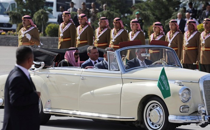 ملك الأردن يستقل السيارة مع الملك سلمان فور وصوله