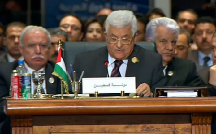 الرئيس عباس في قمة عربية سابقة