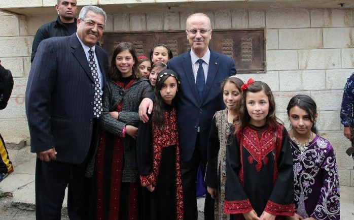 رئيس الوزراء رامي الحمد الله مع مجموعة من الأطفال