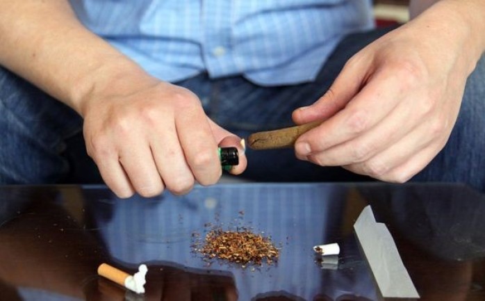 ينتشر تدخين مخدر الحشيش في مصر رغم حظر القانون تعاطيه