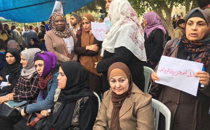 جانب من اعتصام لموظفي السلطة الوطنية بعد قرار خصم الرواتب بغزة