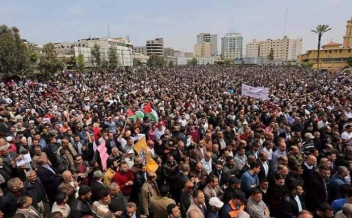 موظفون السلطة بغزة خلال اعتصام جماهيري في ساحة السرايا رفضا لقرار خصم الرواتب