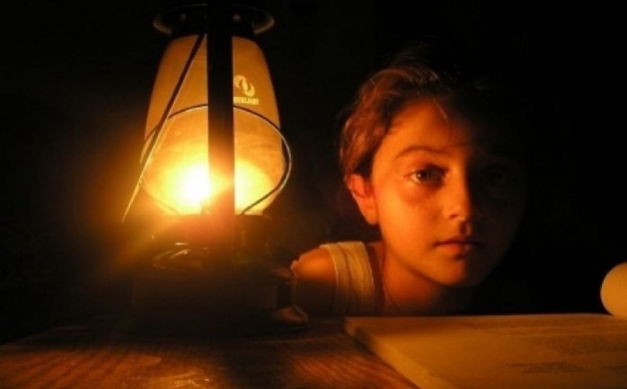أزمة الكهرباء بغزة تجبر الأطفال على استخدام مصابيع الانارة القديمة