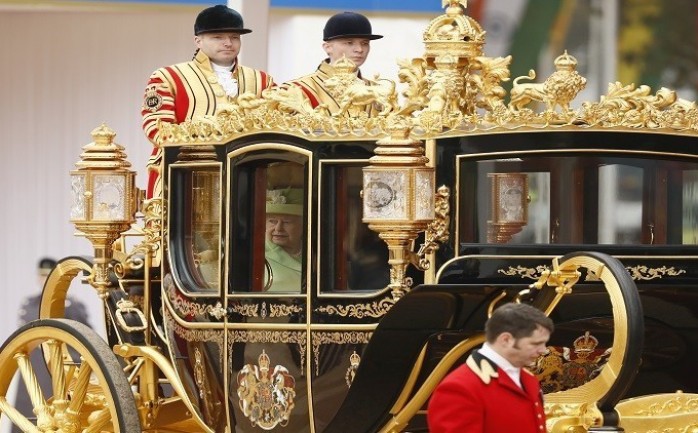 الملكة البريطانية إليزابيث الثانية بداخل عربتها