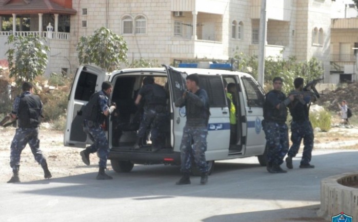 عناصر من الشرطة في مدينة الخليل بالضفة الغربية المحتلة.