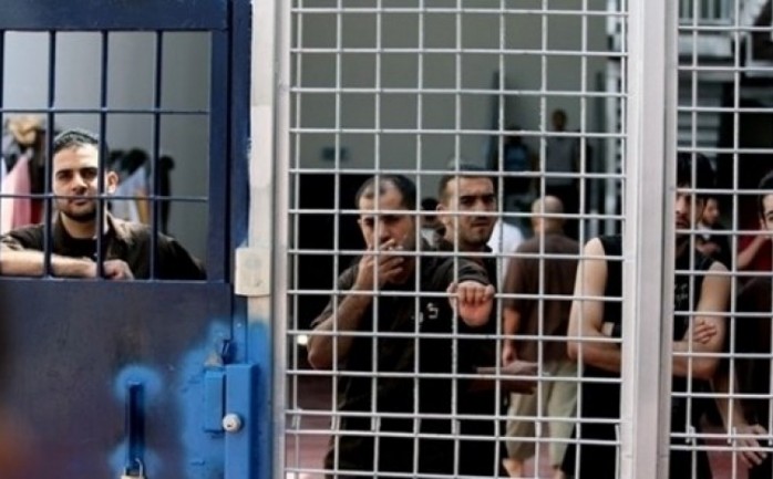 صورة توضيحية لأسرى فلسطينين داخل سجون الاحتلال