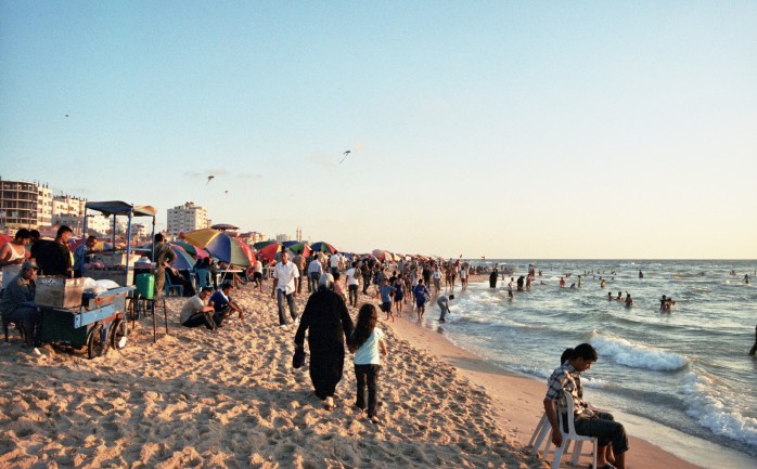 مواطنون من غزة على شاطئ البحر
