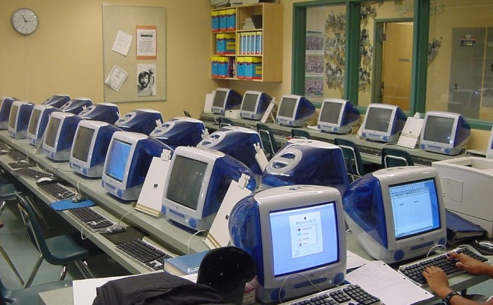 معمل حاسوب في احدى المدارس الفلسطينية