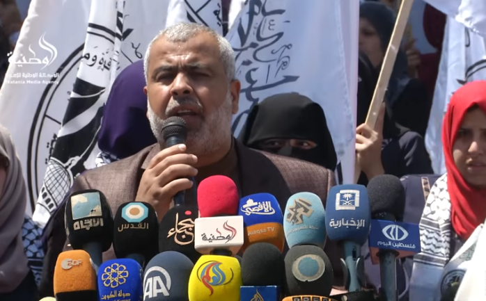 الأمين العام لحركة الأحرار الفلسطينية خالد أبو هلال خلال الوقفة