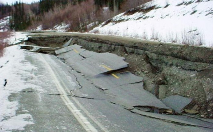 جانب من آثار زلزال ضرب مناطق ألاسكا عام 2002. (أرشيف)