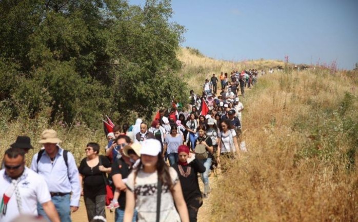 ألاف الفلسطينيين المواطنين في الداخل المحتل، خلال مسيرة النكبة الـ20 على أراضي قرية الكابري