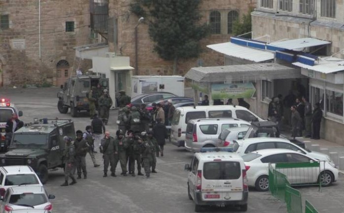 قوات الإحتلال تتواجد في أحد شوارع محافظة الخليل