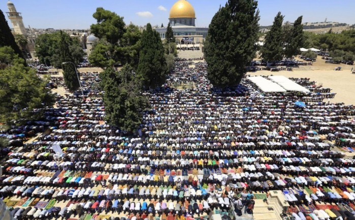 مواطنون يؤدون الصلاة في المسجد الأقصى المبارك