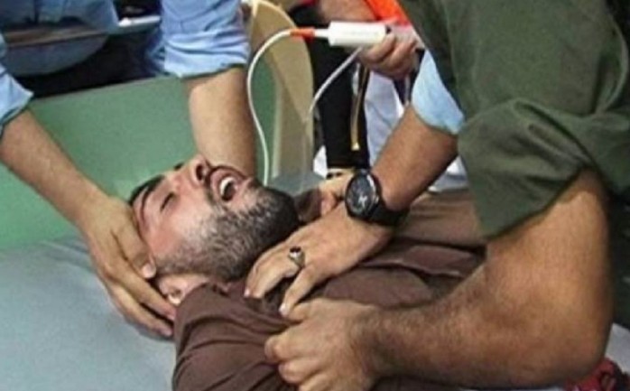 الاحتلال الإسرائيل يحاول تغذية أحد الأسرى قسريا