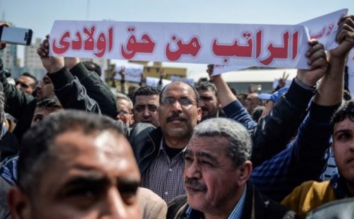 مسيرة غاضبة  في غزة احتجاجا على خصم الرواتب