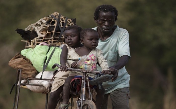 رجل وأطفاله هاربون من جنوب السودان إلى أوغندا في 23 فبراير 2017