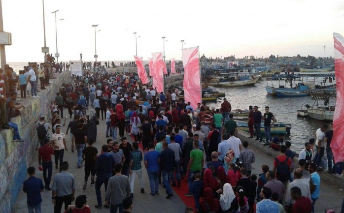 توافد المواطنين في غزة إلى مهرجان السجادة الحمراء في الميناء