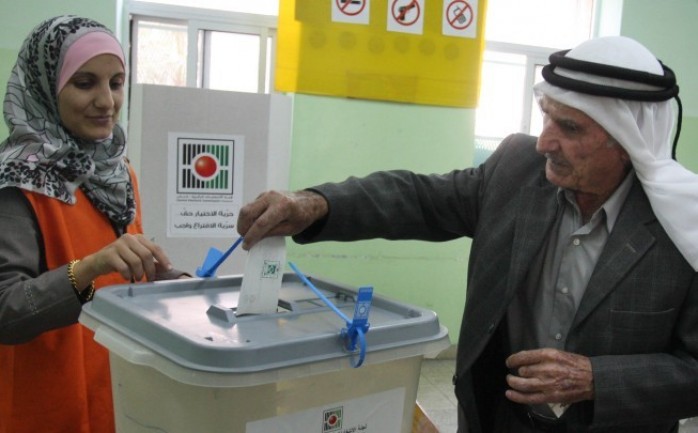 مسن يدلي بصوته في الانتخابات المحلية