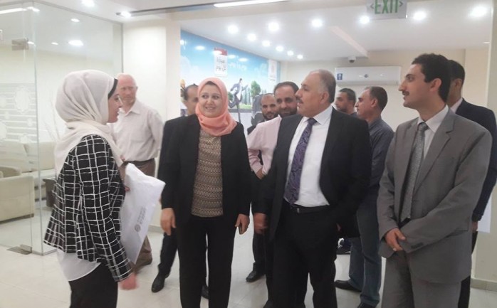 الوفد خلال زيارة بنك فلسطين