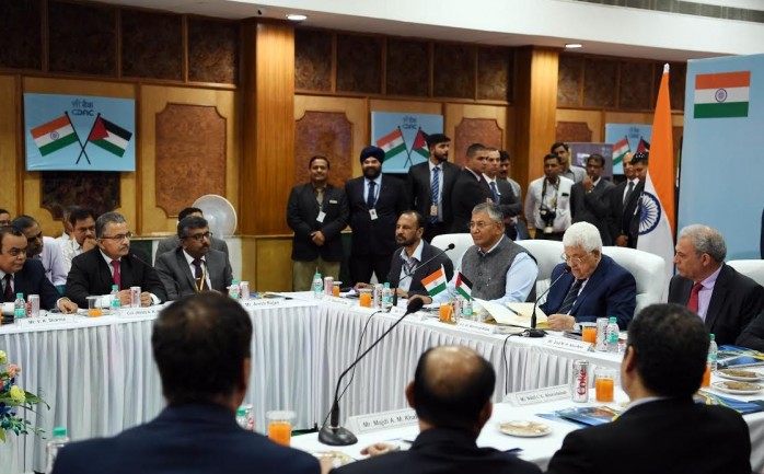 الرئيس محمود عباس، أثناء زيارة مركز التميز الهندي