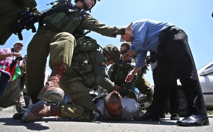 جنود الاحتلال الاسرائيلي يعتقلون المواطن سامي دغلس خلال فعالية تضامنية مع الاسرى المضربين عن الطعام لليوم 30 على التوالي غرب مدينة نابلس
