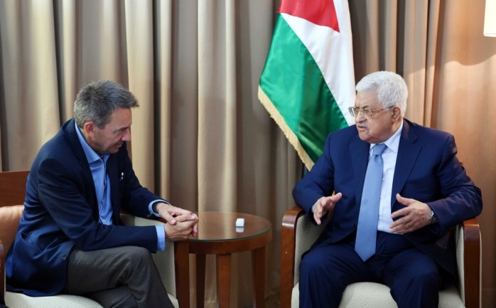 الرئيس، محمود عباس اثناء لقاء رئيس هيئة الصليب الاحمر الدولي بيتر ماورر