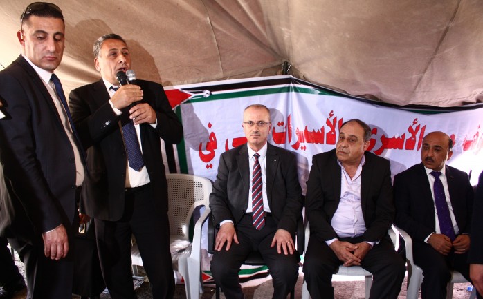 رئيس الوزراء رامي الحمدالله ووزير الأشغال العامة والإسكان مفيد الحساينة في خيمة التضامن مع الأسرى
