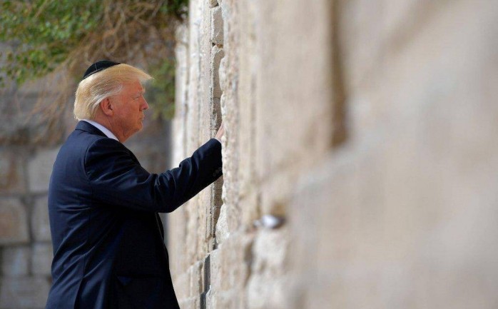 الرئيس الأميركي دونالد ترامب يقف أمام حائط البراق