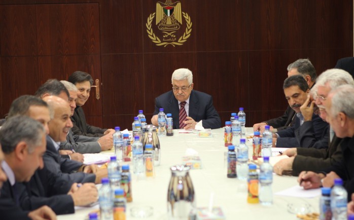 الرئيس خلال اجتماعه مع أعضاء اللجنة المركزية لحركة فتح