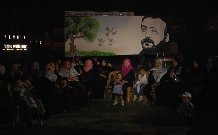 الأسرى بعد أدائهم صلاة التراويح في ساحة السرايا غرب مدينة غزة