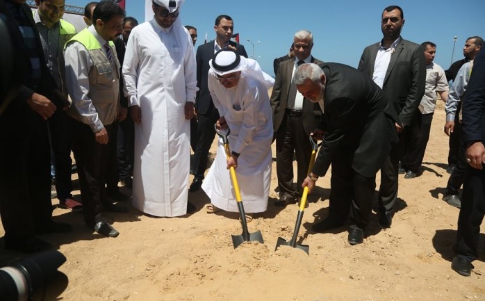 إسماعيل هنية والعمادي يضعان حجر الأساس لمنزل السفير في غزة