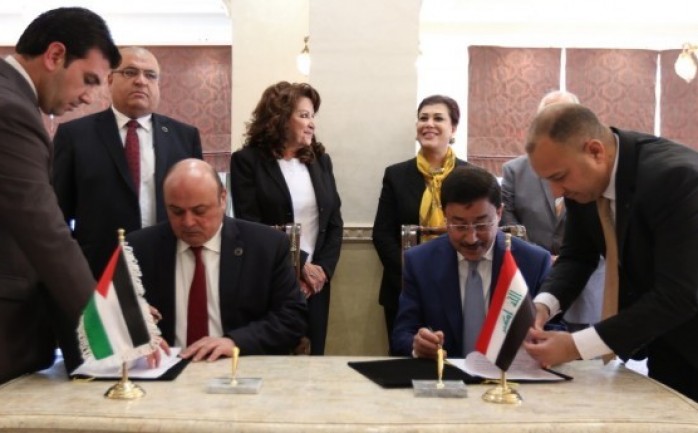 جانب من توقيع محافظ سلطة النقد عزام الشوا، ومحافظ البنك المركزي العراقي علي العلاق على مذكرة التفاهم في عمان.