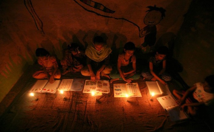 طلاب من غزة يدرسون على الشمع