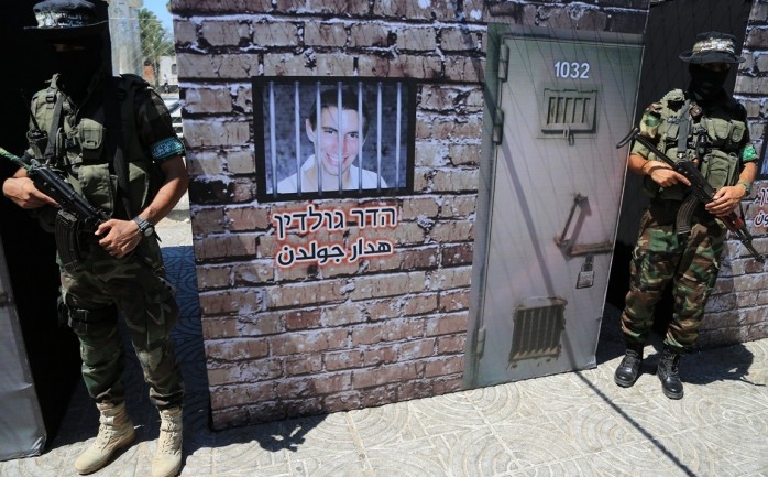 عناصر من كتائب القسام خلال عرض لسجون الأسرى الجنود في غزة