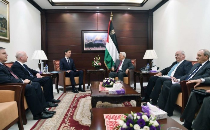 الرئيس محمود عباس، أثناء لقاء المبعوث الأمريكي لعملية السلام جاريد كوشنر