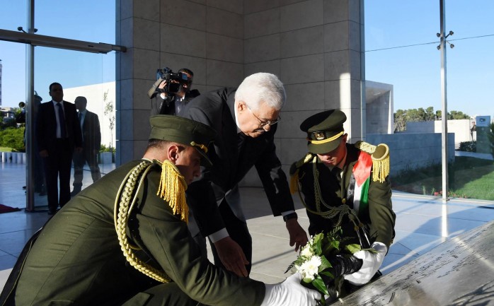 الرئيس محمود عباس يضع اكليل الورود على ضريح الرئيس الشهيد ياسر عرفات