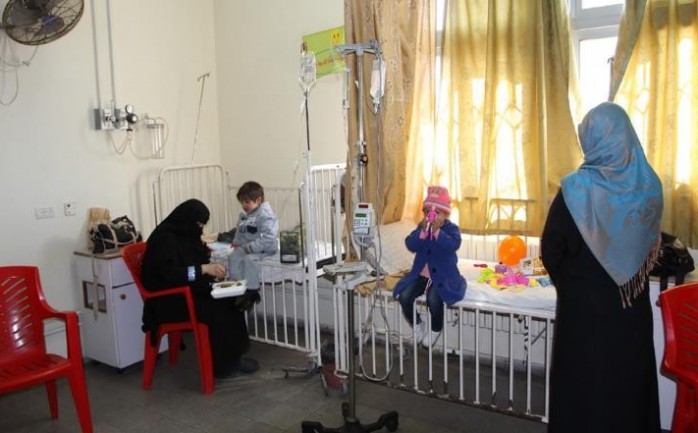 طفلان مريضان يتلقيان العلاج في مستشفى بغزة في ظل عدم توفر الأدوية والمستلزمات الطبية