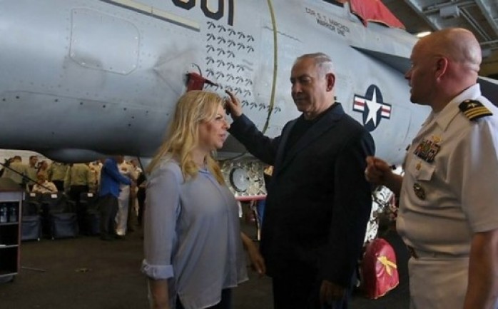 ونتنياهو وزوجته خلال تفقدهما حاملة الطائرات الأميركية