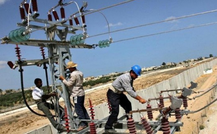 موظفون في شركة كهرباء غزة