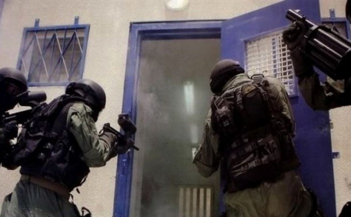 اقتحم أكثر من 400 شرطي من قوات القمع التابعة لمصلحة السجون الإسرائيلية مساء اليوم، قسمي 2 و12 في سجن نفحة.

وأفاد رئيس هيئة شؤون الأسرى والمحررين عيسى قراقع في 