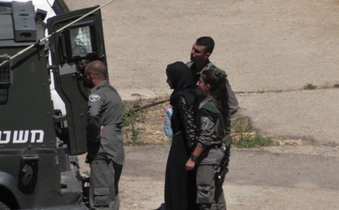 قوات الاحتلال الإسرائيلي خلال اعتقالها فتاة في القدس
