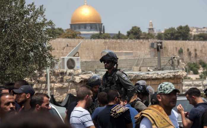 قوات الاحتلال تمنع الالاف من الوصول للبلدة القديمة في القدس وتقمع المصلين