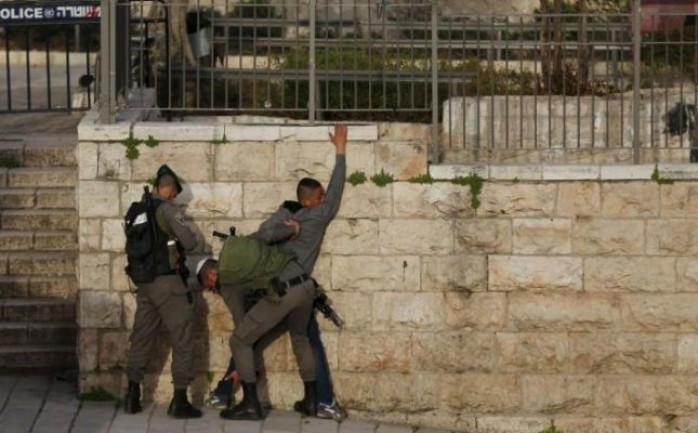 قوات الاحتلال خلال اعتقالها أحد المواطنين في القدس