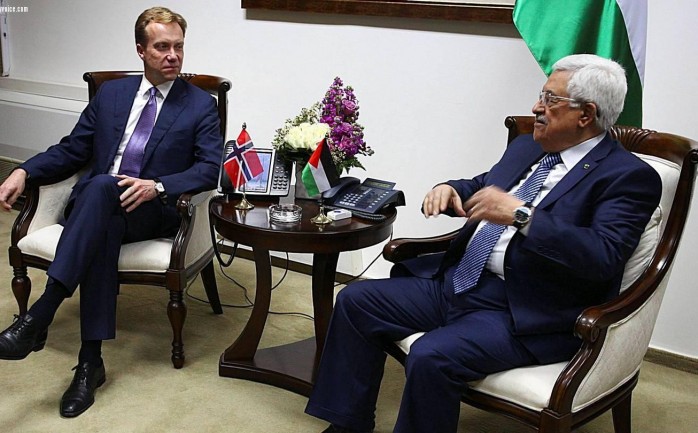 الرئيس محمود عباس خلال لقاء سابق مع سفير النرويج