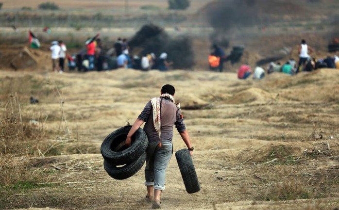 جانب من المواجهات المندلعة قرب السياج الحدود لغزة